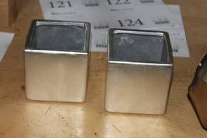 lot 121 image: Lot of (2) 4 Ceramic Vases