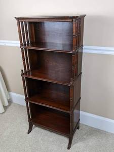 lot 12 image: Beautiful 4-Shelf Vintage Bookcase