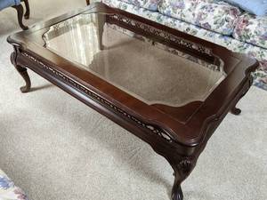 lot 3 image: Lovely Formal Glass Topped Coffee Table
