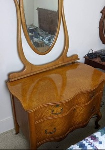 lot 21 image: Vintage Rare Birds Eye Maple Wood 3-Drawer Dresser with Mirror
