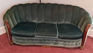 lot 18 image: Vintage Clam Shell 3-Seat Sofa