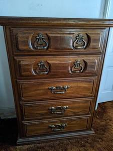 lot 110 image: Vintage 5-Drawer Chest of Drawers