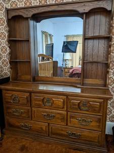 lot 7 image: Vintage Two-Piece 8-Drawer Dresser with Mirrored Hutch