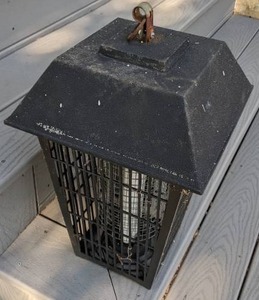 lot 122 image: Hanging Bug Zapper, Electric