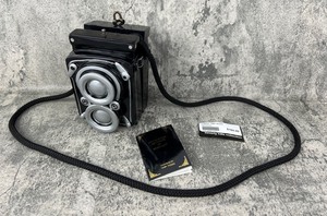 lot 6 image: Timmy Woods - Beverly Hills Collection Camera Purse - Retired