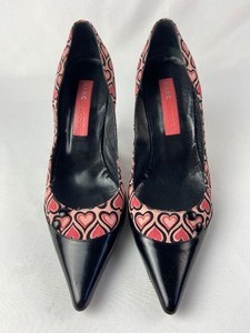 lot 38 image: Vintage Marc Jacobs Whimsical Black Toe & Pink Valentine Heart Pumps - Size 8 12