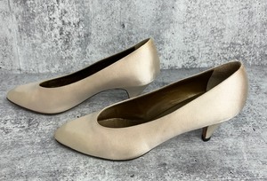 lot 57 image: Vintage Yves Saint Laurent Ivory Silk Pumps - Size 6 - Made in Italy