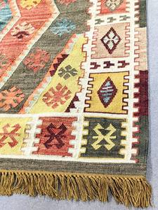 lot 113 image: Gorgeous Pottery Barn Gianna Poly IndoorOutdoor Kilim Rug 8 Ft x 10 Ft