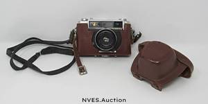 lot 22 image: Yashica U Reflex zoom-lens Automatic eye box and accessories no camera included. Yashica J Camera  Original leather case 