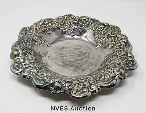 lot 146 image: Miscellaneous collection of silver service