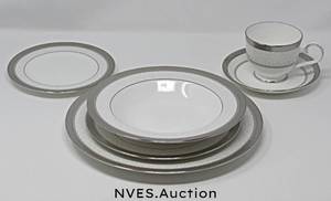 lot 157 image: Noritake Bone China in Odessa Platinum