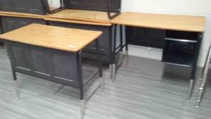 lot 19 image: (16) Desks Black Metal and Chrome Base.