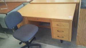 lot 521 image: 6 drawer Wood Desk and Chair.