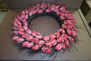 lot 6 image: Decorative Artificial Tulip Wreath