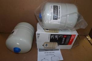 lot 9 image: 2 Everbilt Thermal Expansion Tanks - 2 Gallon
