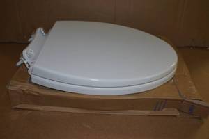 lot 40 image: Toto White Soft Close Toilet Seat