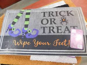 lot 62 image: trick or treat door mat 18x30