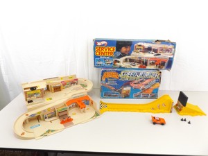 Vintage Hot Wheels Sto and Go Service Center and Dukes of Hazzard Speed Jumper