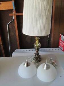 Vintage lamp and 2 hanging lamps wi...
