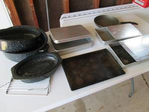 3 cake pans with covers, 2 roasting...