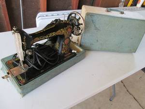 Vintage Singer sewing machine and c...