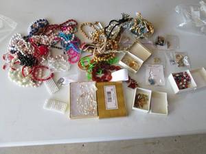 Lots of pretty costume jewelry (see...
