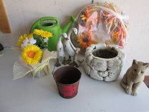 Decor lot with a Schmidt mini bucke...