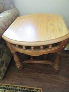 Oak end table 2723.520.5...