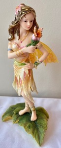 lot 38 image: Faerie Glen Pearlshine Figurines