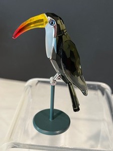 lot 58 image: Swarovski Bejyaka Toucan Figurine