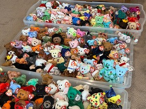 lot 63 image: VERY Large Lot of Beanie Babies - Mainly Bears