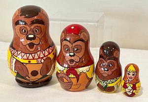lot 118 image: Goldie Locks and the Three Bears Nesting Dolls Set