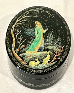 lot 119 image: Elegant Designed Russian Lacquer Box