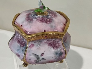 lot 102 image: Pair of Heirloom Musical Trinket Boxes