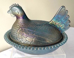 lot 134 image: Vintage Carnival Glass Chicken Dish