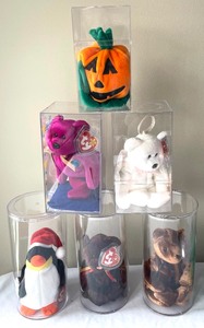 lot 138 image: Beanie Babies in Plastic Display Cases