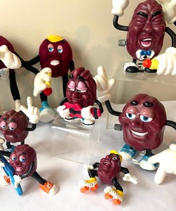 lot 152 image: Cool California Raisin Figurines