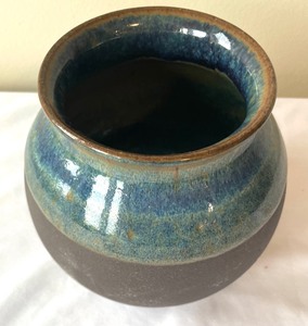 lot 155 image: Pretty Pottery Vase by John Chianelli