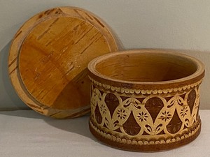 lot 197 image: Lovely Crafted Birch Trinket Box
