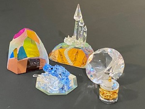 lot 187 image: Collection of Beautiful Glassware including Prism Pieces and Blue Swarovski Frog Figurine