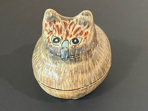 lot 186 image: Adorable Cat Figurine Covered Trinket Box
