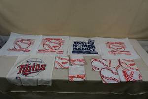 lot 53 image: Minnesota Twins Homer Hankys - Many 19871991