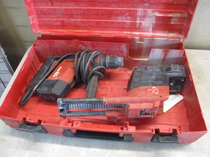 Hilti Hammer Drill with Vacuum TE5