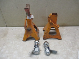 2 Jack stand (2) 2 balls