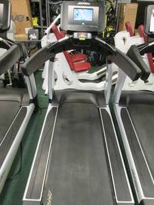 lot 2 image: Life Fitness 95T treadmill with fle...
