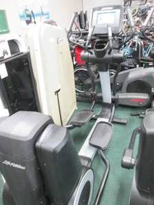 lot 10 image: Life Fitness 95X elliptical machine...
