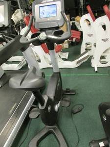 lot 33 image: Life Fitness 95CS upright bike...
