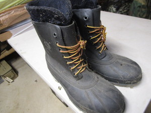 lot 210 image: BATA winter boots, size 12...