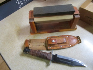 lot 318 image: Smiths Tri Hone, 9 fixed blade kn...