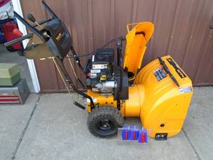 Poulon Pro 6.5 hp 24 snow blower. Store display. Looks like never used. THIS ITEM HAS A RESERVE.